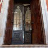 Percorriamo la scalinata che ci conduce davanti a un�elegante porta a vetri con legno intarsiato, che d� accesso al piano nobile di oltre 1000 metri quadri dove � ancora possibile scorgere i fasti di un tempo
